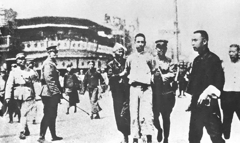 1927年4月12日 “四?一二”反革命政變，國民黨反動派捕殺大批共產(chǎn)黨員和工人、學生、群眾