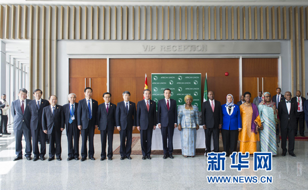 5月5日，中國國務(wù)院總理李克強(qiáng)在亞的斯亞貝巴非洲聯(lián)盟總部會(huì)見非盟委員會(huì)主席祖馬。這是會(huì)見后，李克強(qiáng)同祖馬參加集體合影。新華社記者王曄攝