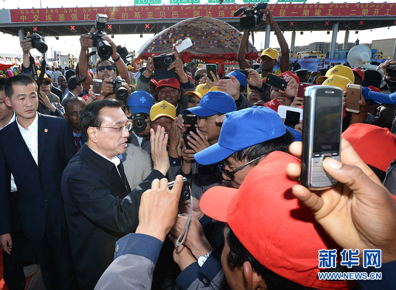 5月5日，中國(guó)國(guó)務(wù)院總理李克強(qiáng)與埃塞俄比亞總理海爾馬里亞姆共同出席亞的斯亞貝巴-阿達(dá)瑪高速公路一期竣工揭牌典禮，并為二期工程開工奠基剪彩。這是典禮結(jié)束后，李克強(qiáng)同工程施工人員親切交談。新華社記者 李濤 攝 