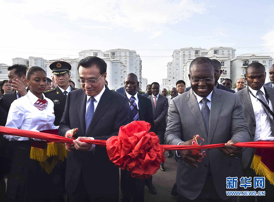 這是李克強和安哥拉副總統(tǒng)維森特共同為學(xué)校建校開學(xué)剪彩。新華社記者李學(xué)仁攝