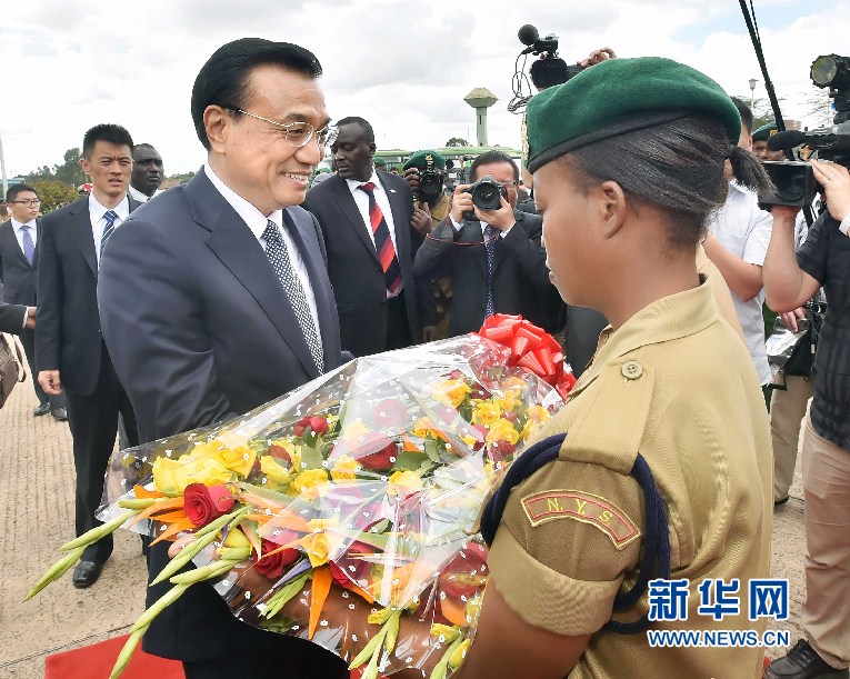 5月11日，中國國務(wù)院總理李克強(qiáng)參觀肯尼亞國家青年服務(wù)隊(duì)。這是服務(wù)隊(duì)隊(duì)員向李克強(qiáng)敬獻(xiàn)鮮花。 新華社記者 李濤 攝