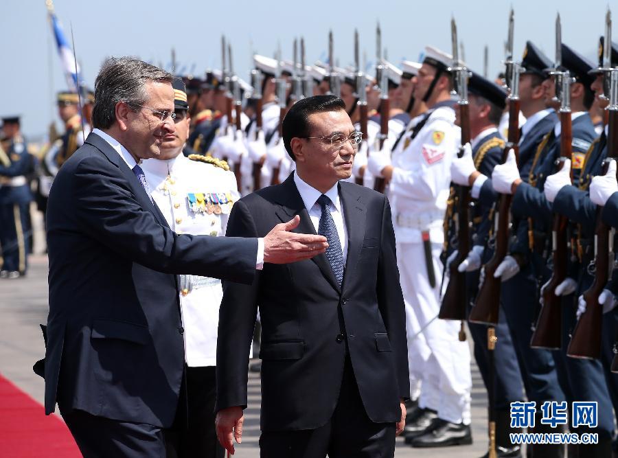 6月19日，國務院總理李克強乘專機抵達雅典國際機場，開始對希臘進行正式訪問。希臘總理薩馬拉斯在機場為李克強舉行隆重的歡迎儀式。這是李克強在薩馬拉斯的陪同下檢閱儀仗隊。新華社記者 龐興雷 攝  