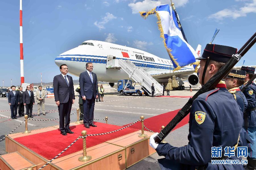 6月19日，國務院總理李克強乘專機抵達雅典國際機場，開始對希臘進行正式訪問。希臘總理薩馬拉斯在機場為李克強舉行隆重的歡迎儀式。新華社記者 李濤 攝