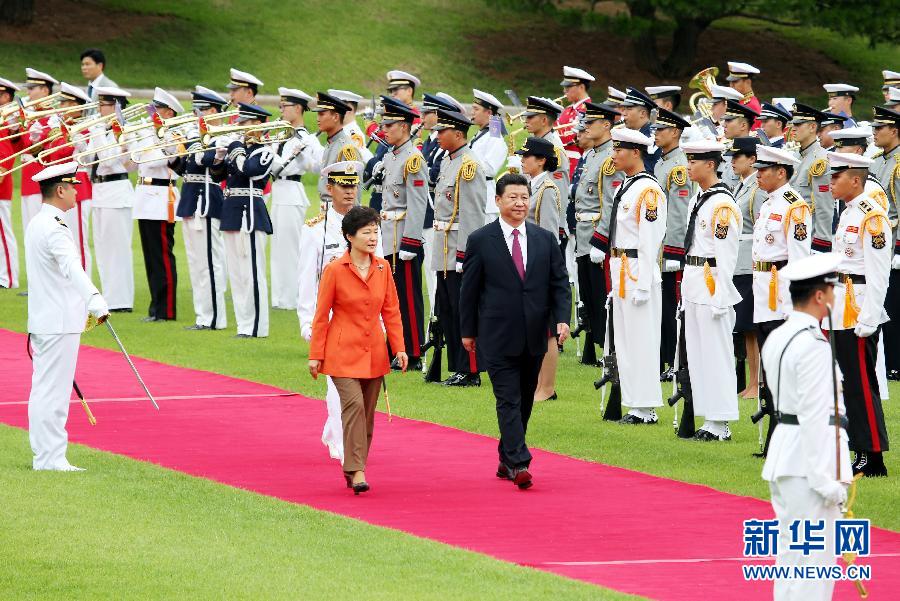 7月3日，國家主席習近平在首爾同韓國總統(tǒng)樸槿惠舉行會談。會談前，樸槿惠在青瓦臺總統(tǒng)府為習近平舉行隆重歡迎儀式。 新華社記者姚大偉攝