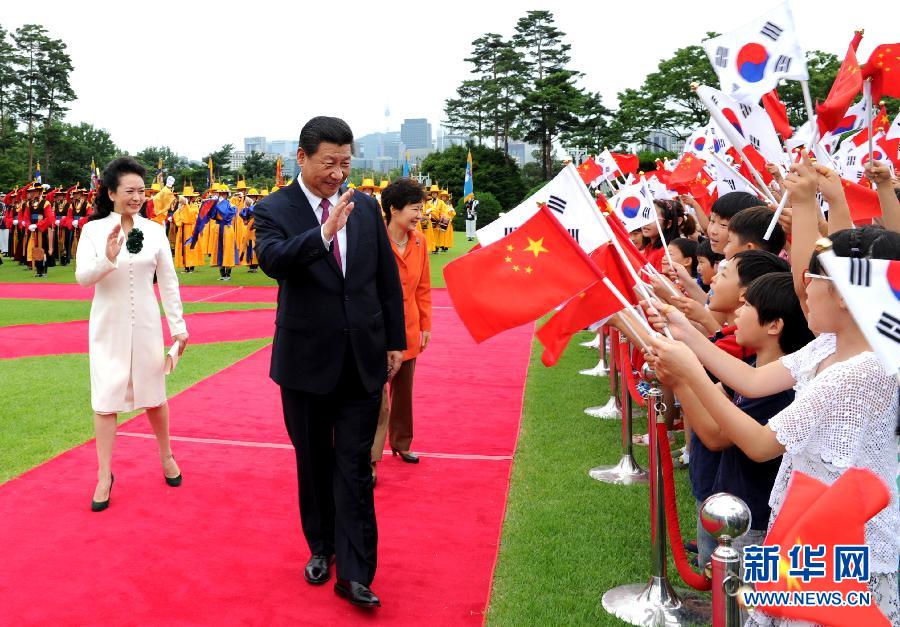 7月3日，國家主席習近平在首爾同韓國總統(tǒng)樸槿惠舉行會談。會談前，樸槿惠在青瓦臺總統(tǒng)府為習近平舉行隆重歡迎儀式。 新華社記者饒愛民攝 