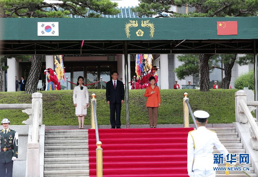 7月3日，國家主席習近平在首爾同韓國總統(tǒng)樸槿惠舉行會談。會談前，樸槿惠在青瓦臺總統(tǒng)府為習近平舉行隆重歡迎儀式。 新華社記者丁林攝 