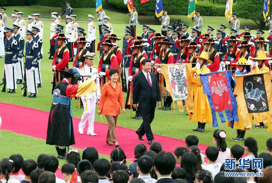 7月3日，國家主席習近平在首爾同韓國總統(tǒng)樸槿惠舉行會談。會談前，樸槿惠在青瓦臺總統(tǒng)府為習近平舉行隆重歡迎儀式。 新華社記者姚大偉攝 