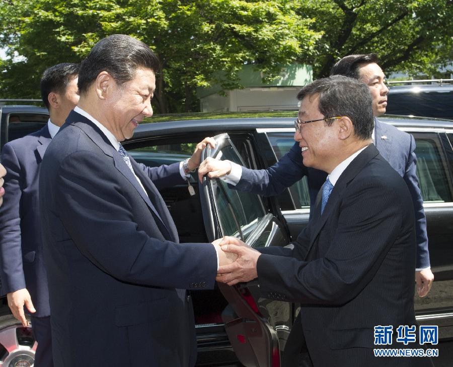 7月4日，國(guó)家主席習(xí)近平在韓國(guó)國(guó)立首爾大學(xué)發(fā)表題為《共創(chuàng)中韓合作未來　同襄亞洲振興繁榮》的重要演講。這是首爾大學(xué)校長(zhǎng)吳然天迎接習(xí)近平主席。新華社記者 謝環(huán)馳 攝 