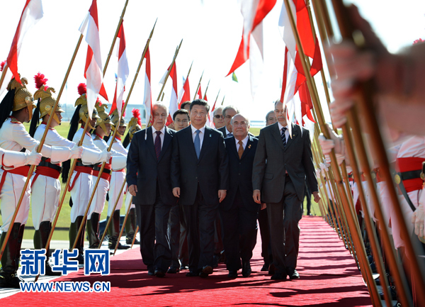 7月16日，國家主席習(xí)近平在巴西利亞會見巴西參議長卡列羅斯和眾議長阿爾維斯。這是習(xí)近平步入國會大廈。 新華社記者 劉建生 攝 