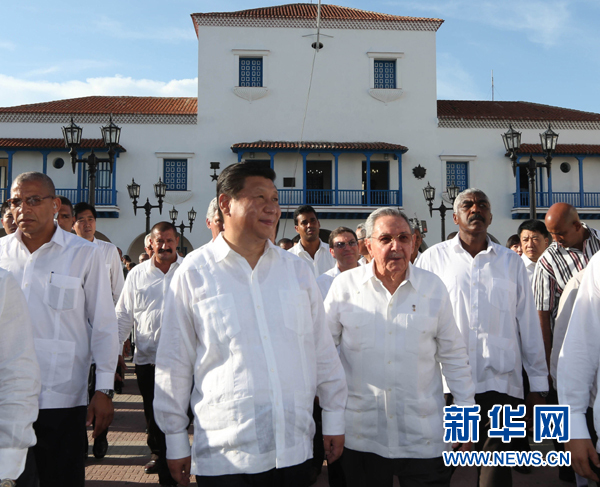 當?shù)貢r間7月23日，國家主席習近平在古巴國務委員會主席兼部長會議主席勞爾·卡斯特羅全程陪同下，訪問古巴第二大城市、被稱為“英雄城”的圣地亞哥。這是習近平和勞爾參觀圣地亞哥市政府。新華社記者蘭紅光 攝