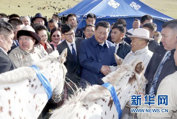 8月22日，國(guó)家主席習(xí)近平在蒙古國(guó)總統(tǒng)額勒貝格道爾吉陪同下前往烏蘭巴托市郊觀看那達(dá)慕。額勒貝格道爾吉向習(xí)近平夫婦贈(zèng)送兩匹蒙古馬。習(xí)近平為兩匹馬分別取名阿爾泰和克魯倫，寓意中蒙兩國(guó)山水相連、睦鄰友好。新華社記者 鞠鵬 攝