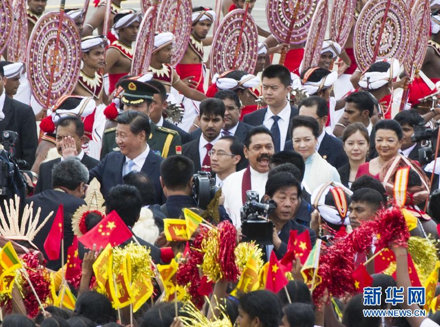 9月16日，國家主席習(xí)近平抵達(dá)科倫坡，開始對(duì)斯里蘭卡進(jìn)行國事訪問。在班達(dá)拉奈克國際機(jī)場(chǎng)，習(xí)近平和夫人彭麗媛受到拉賈帕克薩總統(tǒng)夫婦熱情迎接。新華社記者黃敬文攝 