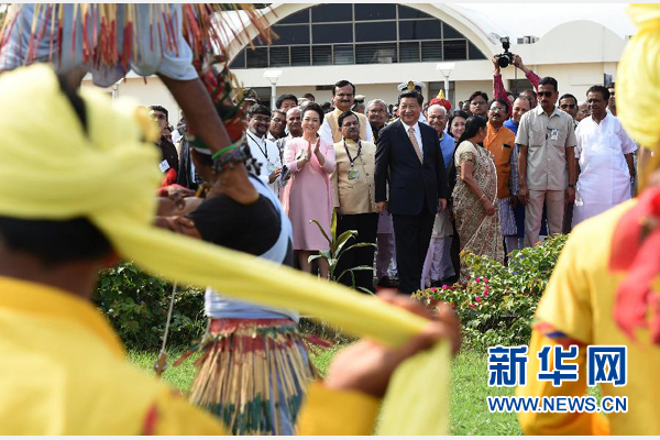 9月17日，國家主席習(xí)近平抵達古吉拉特邦艾哈邁達巴德市，開始對印度進行國事訪問。這是印度青年跳起古吉拉特邦傳統(tǒng)舞蹈，歡迎習(xí)近平和夫人彭麗媛。新華社記者 馬占成 攝