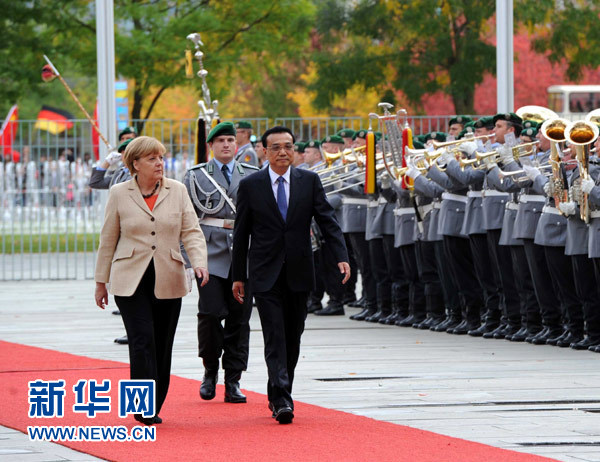 10月10日，德國總理默克爾在柏林總理府前廣場舉行隆重儀式，歡迎中國國務(wù)院總理李克強(qiáng)對德國進(jìn)行正式訪問。 新華社記者 饒愛民 攝 