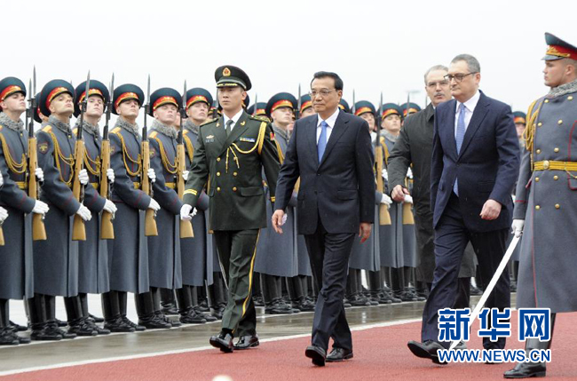 10月12日，中國國務(wù)院總理李克強(qiáng)乘專機(jī)抵達(dá)莫斯科，開始對俄羅斯進(jìn)行正式訪問并舉行中俄總理第十九次定期會晤。俄方在機(jī)場舉行隆重儀式，歡迎李克強(qiáng)總理。新華社記者 張鐸 攝