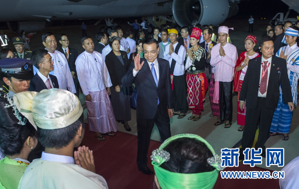 11月12日，中國國務(wù)院總理李克強抵達內(nèi)比都，出席東亞合作領(lǐng)導(dǎo)人系列會議并對緬甸進行正式訪問。 新華社記者王曄攝