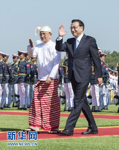 11月14日，中國國務(wù)院總理李克強在內(nèi)比都同緬甸總統(tǒng)吳登盛舉行會談。這是會談前，吳登盛在緬甸總統(tǒng)府前廣場為李克強舉行隆重的歡迎儀式。新華社記者 王曄 攝