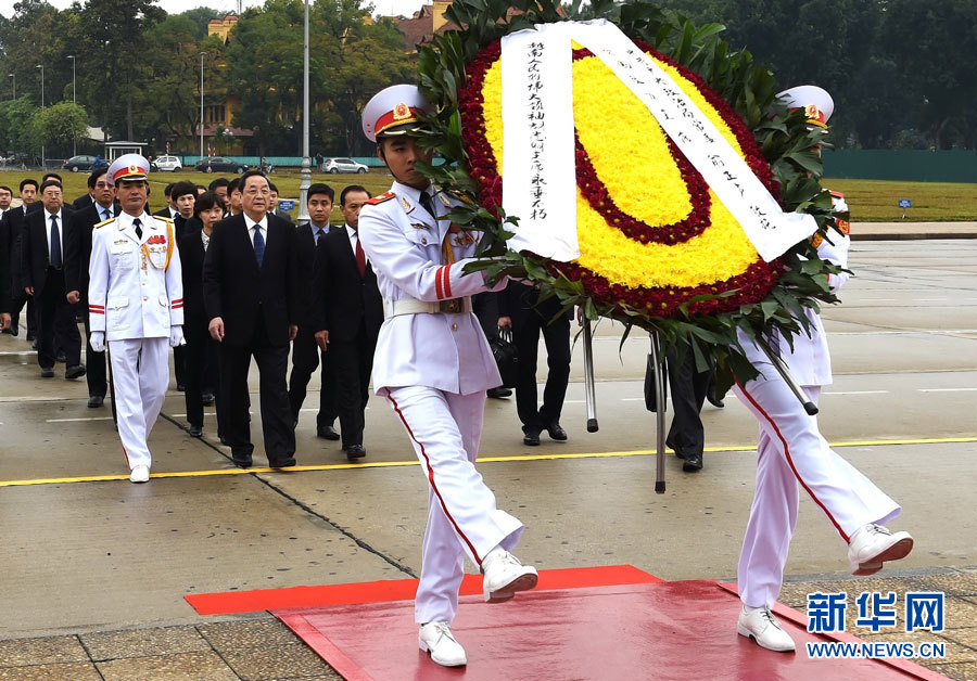 12月25日至27日，中共中央政治局常委、全國政協(xié)主席俞正聲對越南進行正式訪問。 這是12月27日，俞正聲在河內(nèi)瞻仰胡志明主席陵。新華社記者劉建生攝