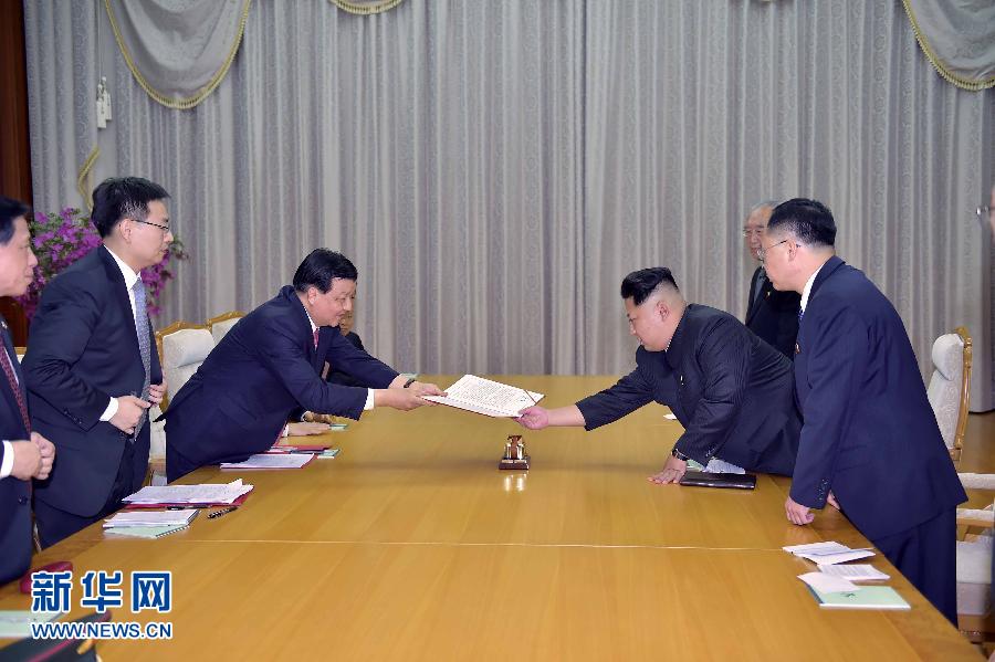 10月9日，中共中央政治局常委、中央書記處書記劉云山在平壤百花園迎賓館會見朝鮮勞動黨第一書記金正恩。這是劉云山向金正恩轉交習近平總書記的親署函。新華社記者 李濤 攝