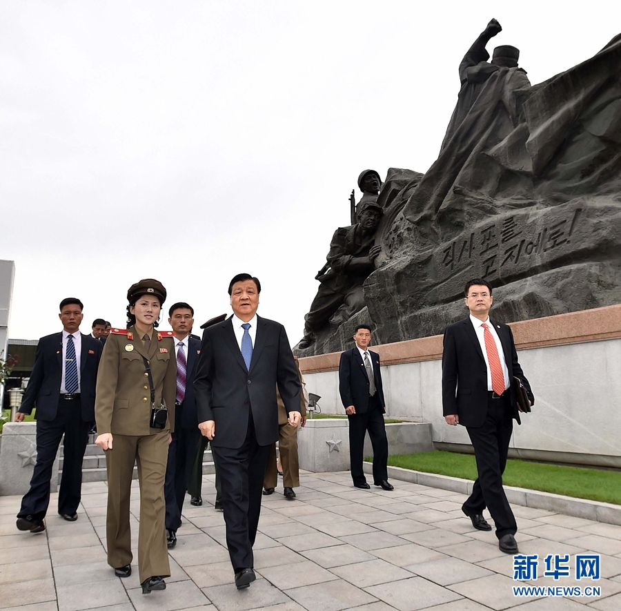 10月10日，正在朝鮮訪問的中共中央政治局常委、中央書記處書記劉云山在平壤參觀朝鮮祖國解放戰(zhàn)爭勝利紀(jì)念館。 新華社記者 李濤 攝