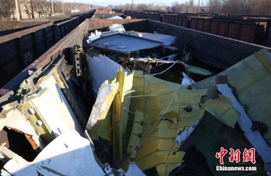 資料圖：烏克蘭頓涅茨克，MH17墜毀客機(jī)的殘骸裝上火車。圖片來(lái)源：CFP視覺(jué)中國(guó)