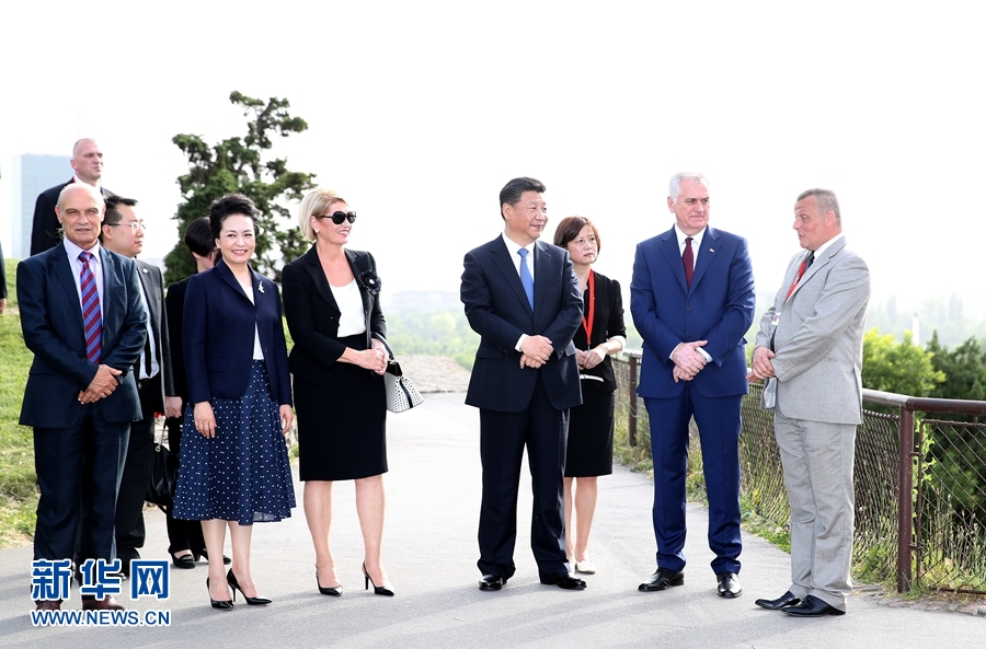 6月17日，中國(guó)國(guó)家主席習(xí)近平和夫人彭麗媛在塞爾維亞總統(tǒng)尼科利奇夫婦陪同下參觀(guān)具有悠久歷史的貝爾格萊德卡萊梅格丹公園。 新華社記者 馬占成 攝