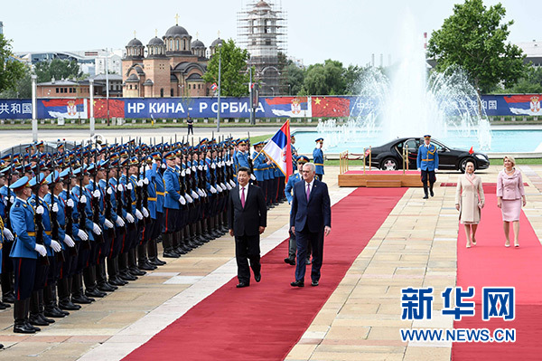 6月18日，國家主席習(xí)近平出席塞爾維亞總統(tǒng)尼科利奇在貝爾格萊德舉行的隆重歡迎儀式。 新華社記者饒愛民攝