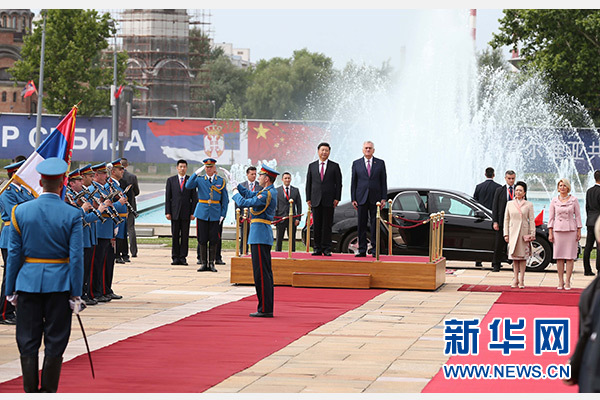  6月18日，國家主席習(xí)近平出席塞爾維亞總統(tǒng)尼科利奇在貝爾格萊德舉行的隆重歡迎儀式。 新華社記者馬占成攝