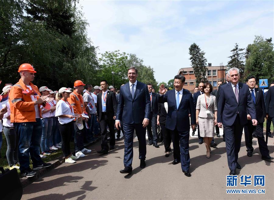 6月19日上午，國家主席習近平在貝爾格萊德參觀河鋼集團塞爾維亞斯梅代雷沃鋼廠。習近平抵達時，塞爾維亞總統(tǒng)尼科利奇、總理武契奇在停車處熱情迎接。鋼廠工人和家屬、當?shù)厥忻駭?shù)千人夾道歡迎。新華社記者 饒愛民 攝