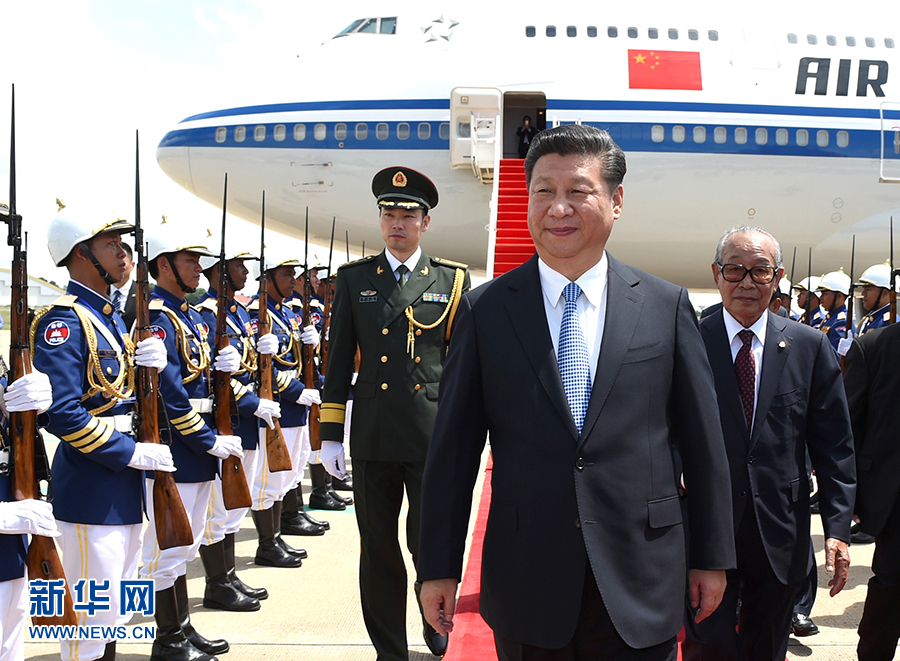 10月13日，國家主席習(xí)近平乘專機抵達金邊國際機場，開始對柬埔寨王國進行國事訪問。柬埔寨副首相兼王宮事務(wù)大臣貢桑奧親王和夏卡朋親王、阿倫公主等在舷梯旁熱情迎接習(xí)近平主席。新華社記者　謝環(huán)馳　攝