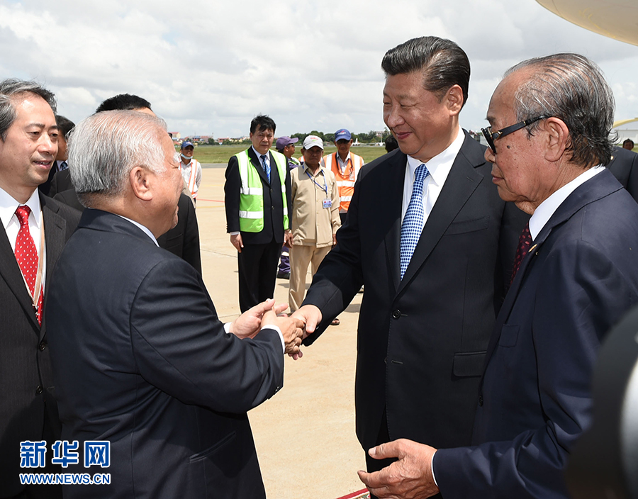 10月13日，國家主席習(xí)近平乘專機抵達金邊國際機場，開始對柬埔寨王國進行國事訪問。柬埔寨副首相兼王宮事務(wù)大臣貢桑奧親王和夏卡朋親王、阿倫公主等在舷梯旁熱情迎接習(xí)近平主席。新華社記者　謝環(huán)馳　攝