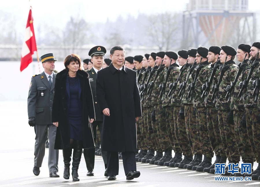 1月15日，國家主席習近平乘專機抵達蘇黎世，開始對瑞士聯(lián)邦進行國事訪問。 這是習近平在瑞士聯(lián)邦主席洛伊特哈德陪同下檢閱儀仗隊。新華社記者 蘭紅光 攝