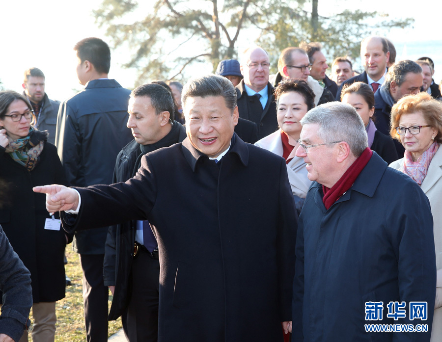 1月18日，國家主席習(xí)近平在瑞士洛桑國際奧林匹克博物館會見國際奧林匹克委員會主席巴赫。這是會見后，習(xí)近平和夫人彭麗媛在巴赫主席夫婦陪同下，參觀國際奧林匹克博物館。新華社記者 姚大偉 攝