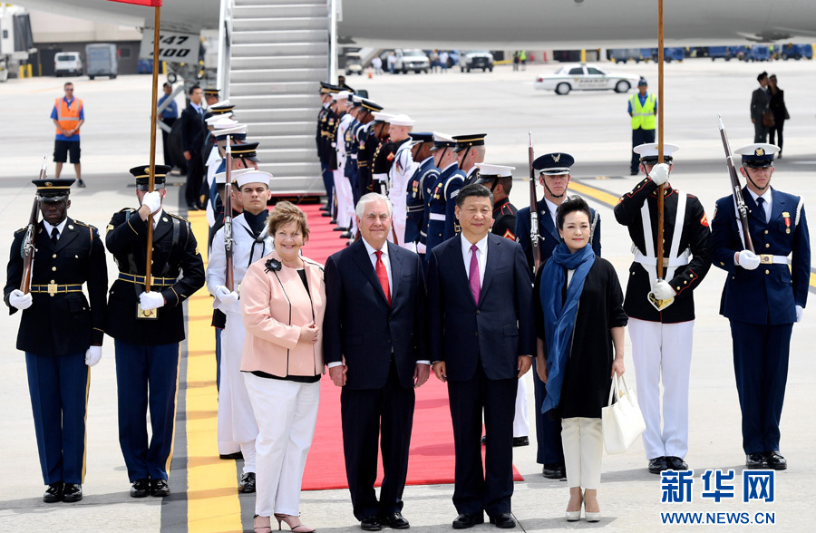 4月6日，國(guó)家主席習(xí)近平乘專機(jī)抵達(dá)美國(guó)佛羅里達(dá)州，將在海湖莊園同美國(guó)總統(tǒng)特朗普舉行中美元首會(huì)晤。習(xí)近平和夫人彭麗媛受到美國(guó)國(guó)務(wù)卿蒂勒森夫婦等熱情迎接。新華社記者 吳曉凌 攝