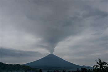 巴厘島火山持續(xù)噴發(fā)