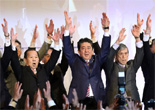 安倍晉三出席自民黨年會(huì) 再次為“地價(jià)門(mén)”鞠躬道歉