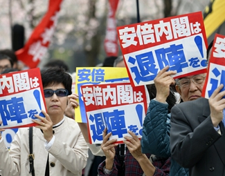 麻煩重重 安倍難逃“森友劫”？